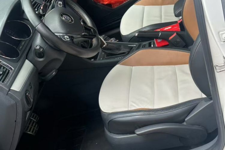 Used Volkswagen Cross Lavida 2016 1.6L Automatic Comfort Edition Interior 1