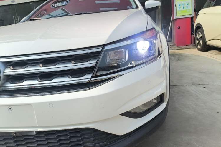 Used Volkswagen Cross Lavida 2016 1.6L Automatic Luxury Edition Left Front Headlight