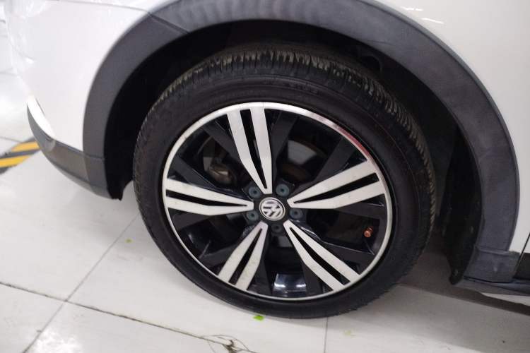 Used Volkswagen Cross Lavida 2016 1.6L Automatic Comfort Edition Left Front Wheel Hub