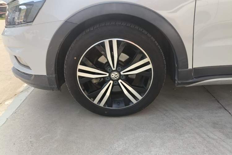 Used Volkswagen Cross Lavida 2016 1.6L Automatic Luxury Edition Left Front Wheel Hub