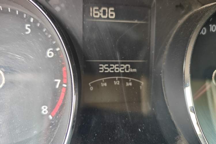 Used Volkswagen Cross Lavida 2016 1.6L Automatic Comfort Edition Odometer Close Up