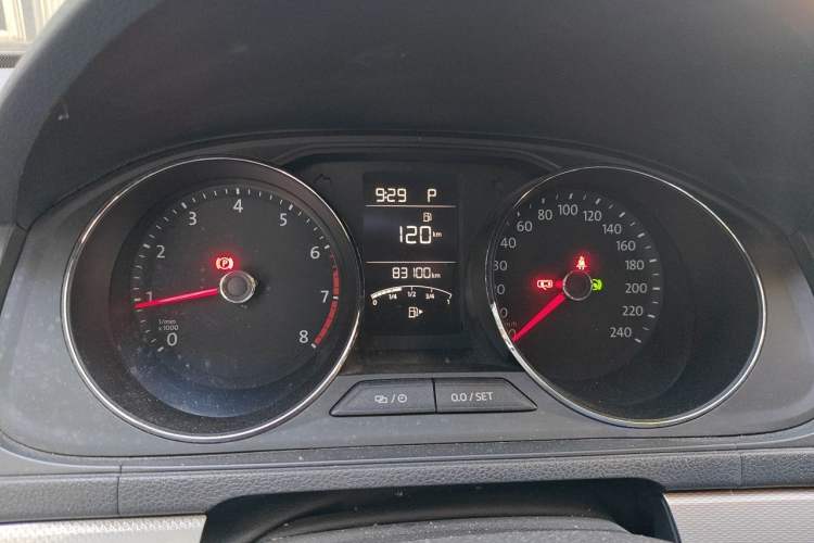 Used Volkswagen Cross Lavida 2016 1.6L Automatic Comfort Edition Odometer Close Up