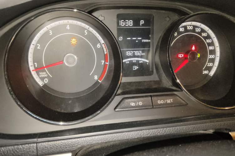 Used Volkswagen Cross Lavida 2016 1.6L Automatic Luxury Edition Odometer Close Up