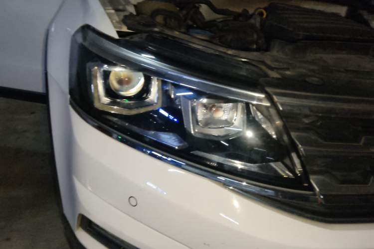 Used Volkswagen Cross Lavida 2016 1.6L Automatic Luxury Edition Right Front Headlight