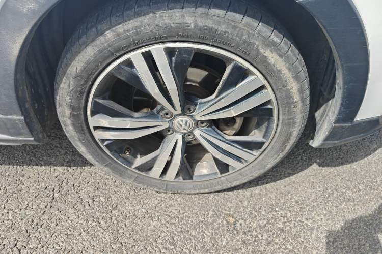Used Volkswagen Cross Lavida 2016 1.6L Automatic Comfort Edition Right Front Wheel Hub