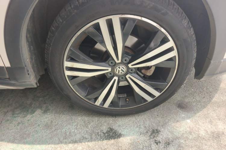Used Volkswagen Cross Lavida 2016 1.6L Automatic Luxury Edition Right Front Wheel Hub