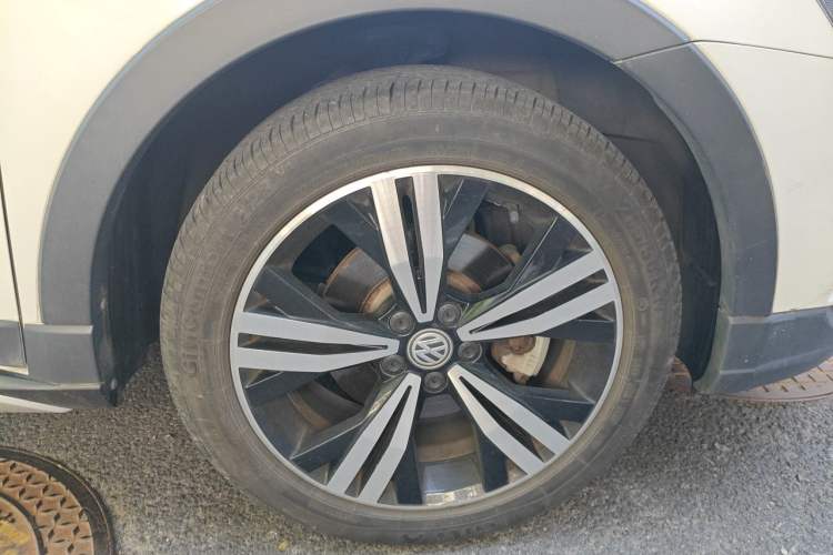 Used Volkswagen Cross Lavida 2016 1.6L Automatic Comfort Edition Right Front Wheel Hub