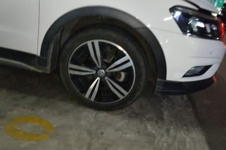 Used Volkswagen Cross Lavida 2016 1.6L Automatic Luxury Edition Right Front Wheel Hub