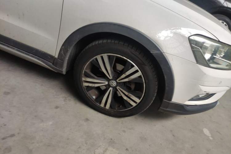 Used Volkswagen Cross Lavida 2016 230TSI DSG Comfort Edition Right Front Wheel Hub