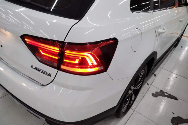 Used Volkswagen Cross Lavida 2016 1.6L Automatic Comfort Edition Right Rear Taillight