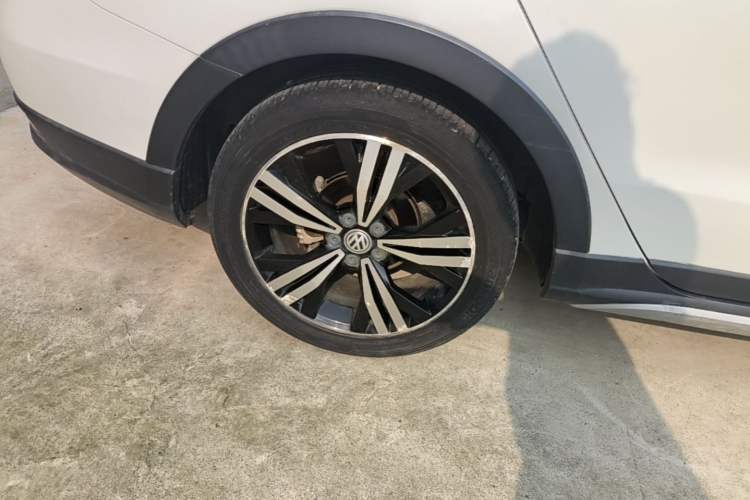 Used Volkswagen Cross Lavida 2016 1.6L Automatic Luxury Edition Right Rear Wheel Hub
