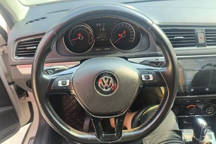 Used Volkswagen Cross Lavida 2016 1.6L Automatic Luxury Edition Steering Wheel