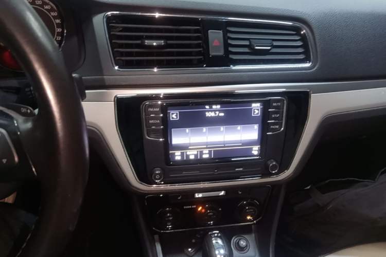 Used Volkswagen Cross Lavida 2017 230TSI DSG Luxury Edition Audio And AC Panel