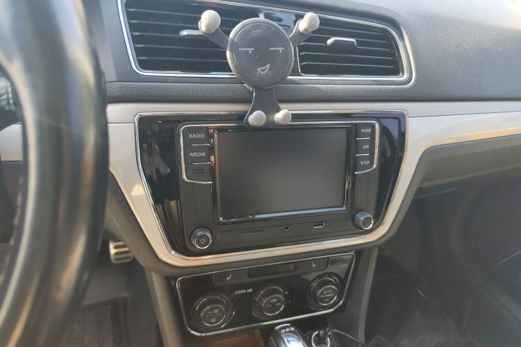 Used Volkswagen Cross Lavida 2017 230TSI DSG Luxury Edition Audio And AC Panel