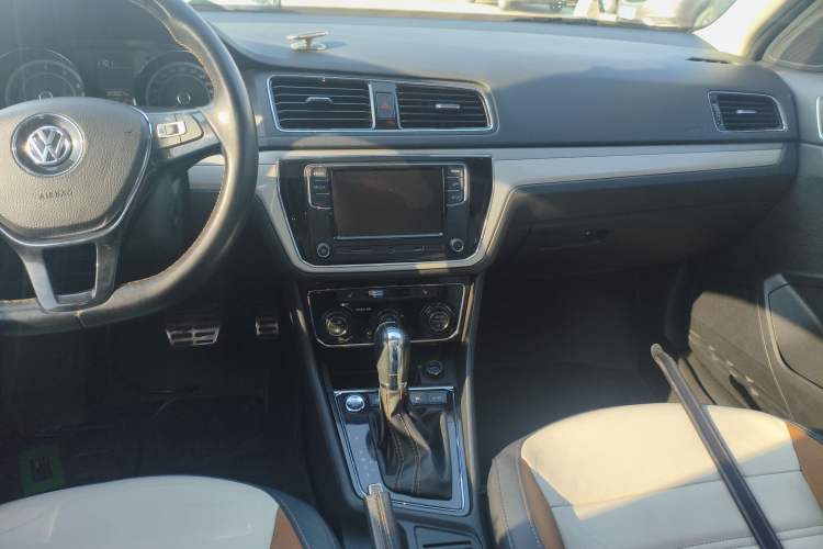 Used Volkswagen Cross Lavida 2017 230TSI DSG Luxury Edition Audio And AC Panel