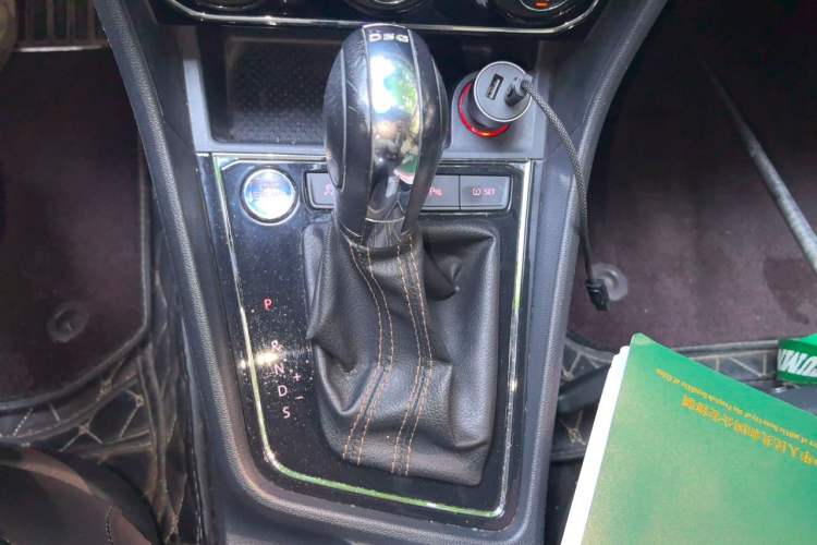 Used Volkswagen Cross Lavida 2017 230TSI DSG Luxury Edition Gear Lever