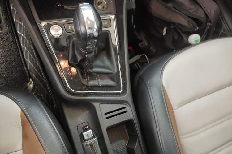 Used Volkswagen Cross Lavida 2017 230TSI DSG Luxury Edition Gear Lever