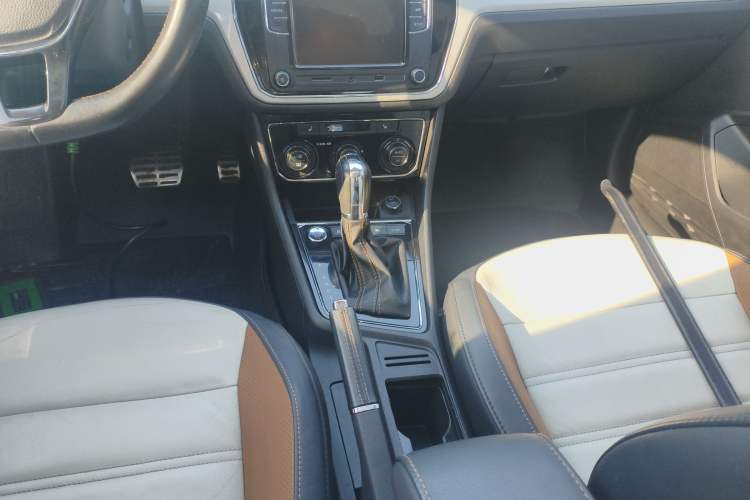 Used Volkswagen Cross Lavida 2017 230TSI DSG Luxury Edition Gear Lever