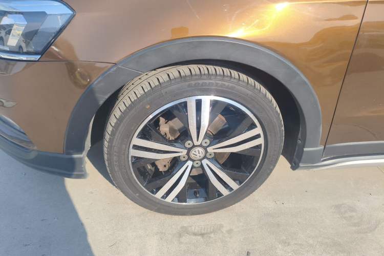 Used Volkswagen Cross Lavida 2017 230TSI DSG Luxury Edition Left Front Wheel Hub