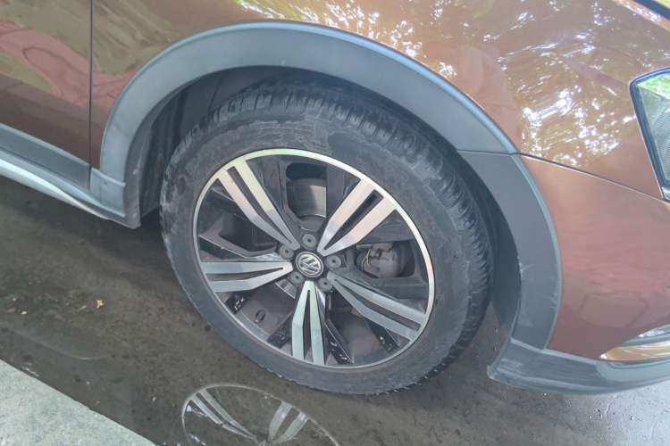Used Volkswagen Cross Lavida 2017 230TSI DSG Luxury Edition Right Front Wheel Hub