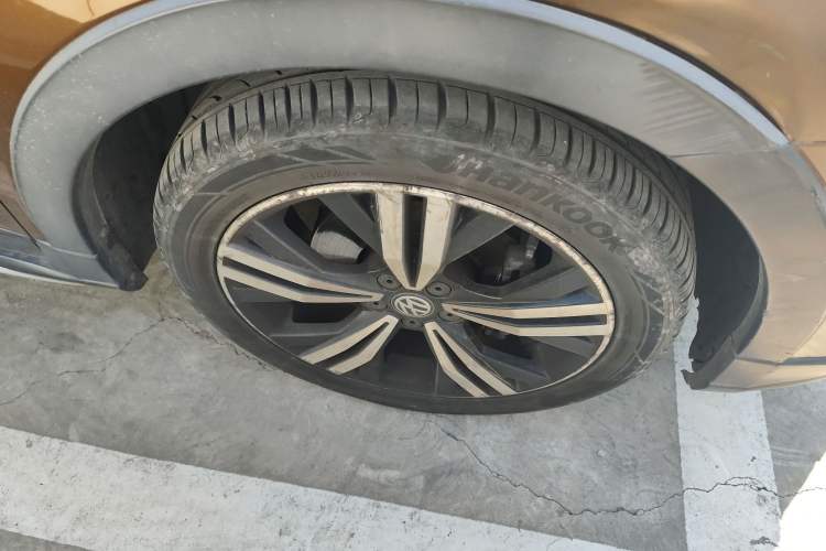 Used Volkswagen Cross Lavida 2017 230TSI DSG Luxury Edition Right Front Wheel Hub