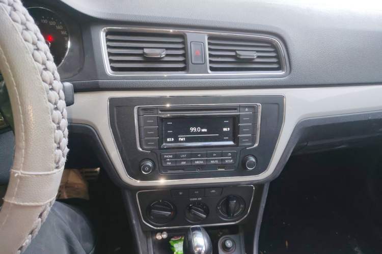 Used Volkswagen Cross Lavida 2017 1.6L Automatic Comfort Edition Audio And AC Panel