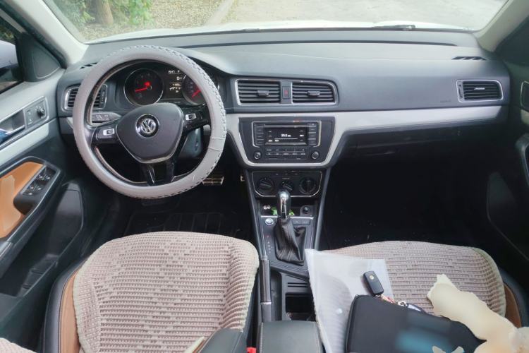 Used Volkswagen Cross Lavida 2017 1.6L Automatic Comfort Edition Center Console