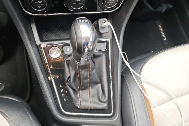Used Volkswagen Cross Lavida 2017 230TSI DSG Luxury Edition Gear Lever
