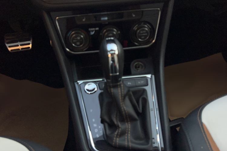 Used Volkswagen Cross Lavida 2017 230TSI DSG Luxury Edition Gear Lever