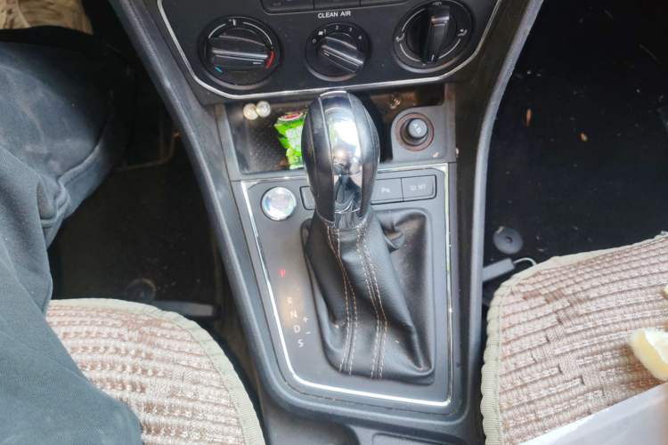 Used Volkswagen Cross Lavida 2017 1.6L Automatic Comfort Edition Gear Lever