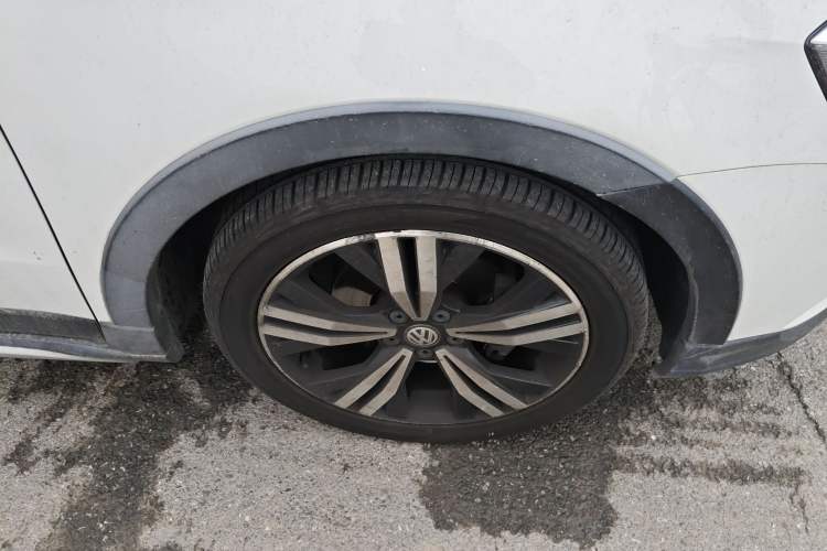 Used Volkswagen Cross Lavida 2017 230TSI DSG Luxury Edition Right Front Wheel Hub
