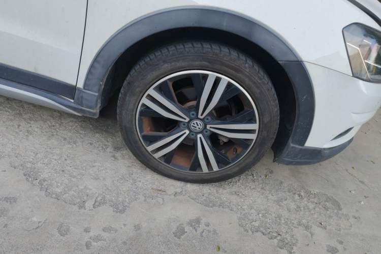 Used Volkswagen Cross Lavida 2017 1.6L Automatic Comfort Edition Right Front Wheel Hub