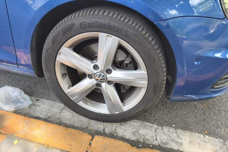 Used Volkswagen Eos 2010 2.0 TSI DSG Comfort Edition Right Front Wheel Hub