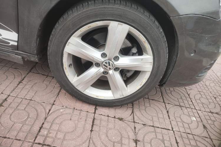 Used Volkswagen Eos 2010 2.0 TSI DSG Comfort Edition Right Front Wheel Hub