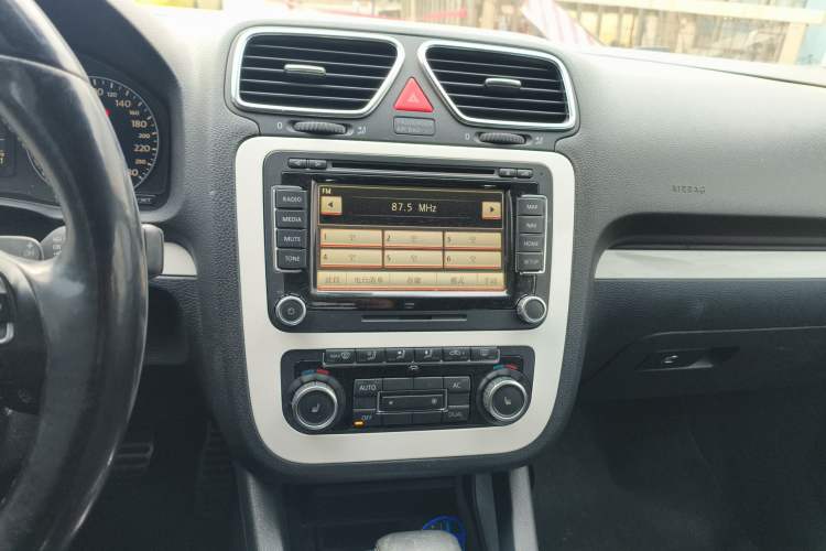Used Volkswagen Eos 2010 2.0 TSI DSG Moonlit Edition Audio And AC Panel