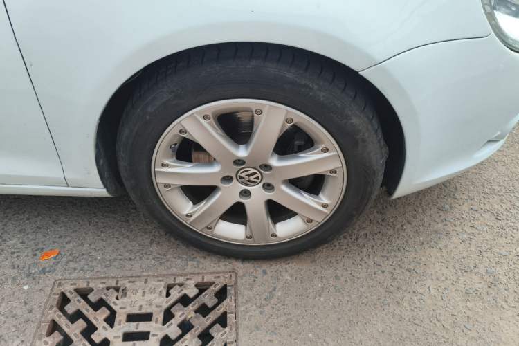 Used Volkswagen Eos 2010 2.0 TSI DSG Moonlit Edition Right Front Wheel Hub