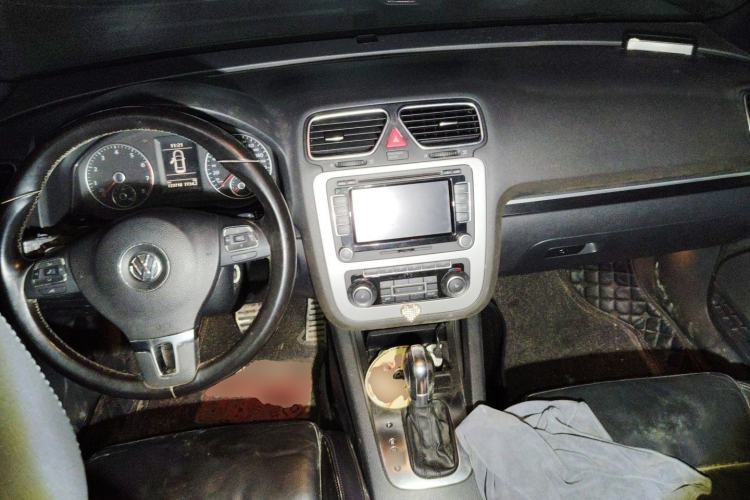 Used Volkswagen Eos 2011 2.0 TSI Center Console