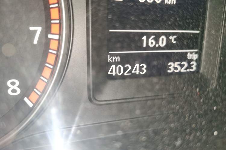 Used Volkswagen Eos 2011 2.0 TSI Odometer Close Up