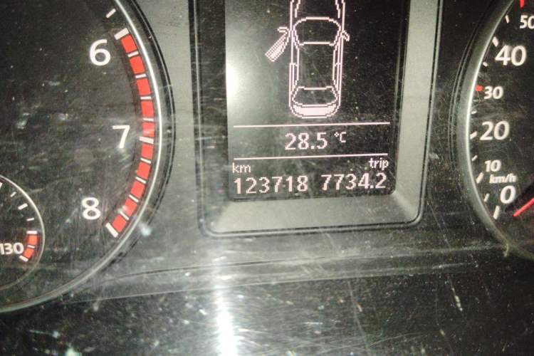 Used Volkswagen Eos 2011 2.0 TSI Odometer Close Up