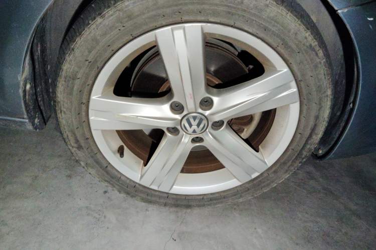 Used Volkswagen Eos 2011 2.0 TSI Right Front Wheel Hub