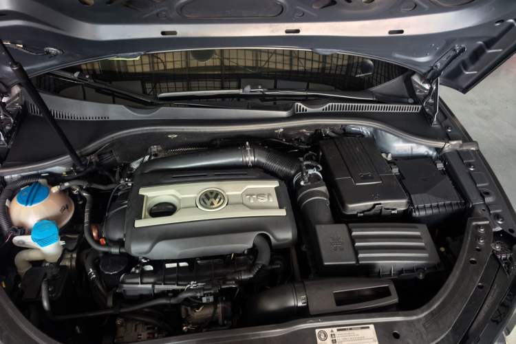 Used Volkswagen Eos 2011 2.0 TSI Engine Bay