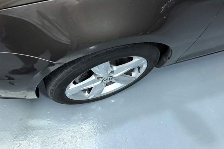 Used Volkswagen Eos 2011 2.0 TSI Left Front Wheel Hub
