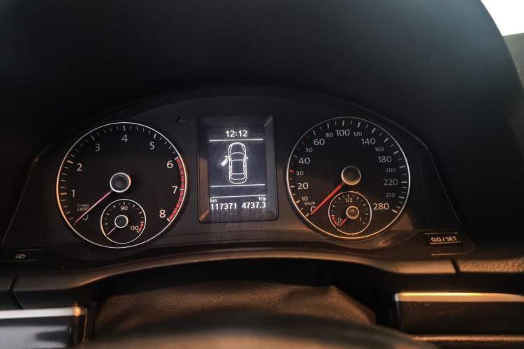 Used Volkswagen Eos 2011 2.0 TSI Odometer Close Up