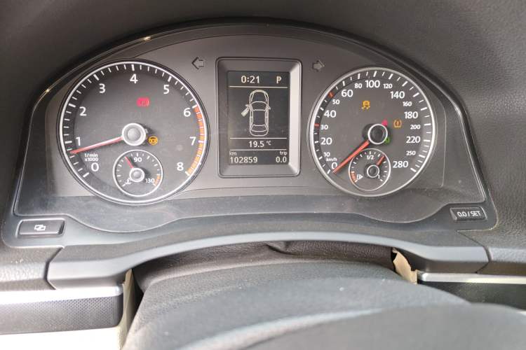 Used Volkswagen Eos 2011 2.0 TSI Odometer Close Up
