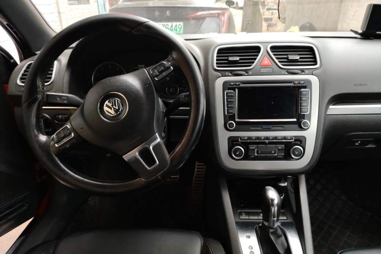 Used Volkswagen Eos 2011 2.0 TSI Center Console