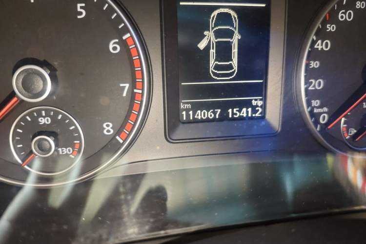 Used Volkswagen Eos 2011 2.0 TSI Odometer Close Up