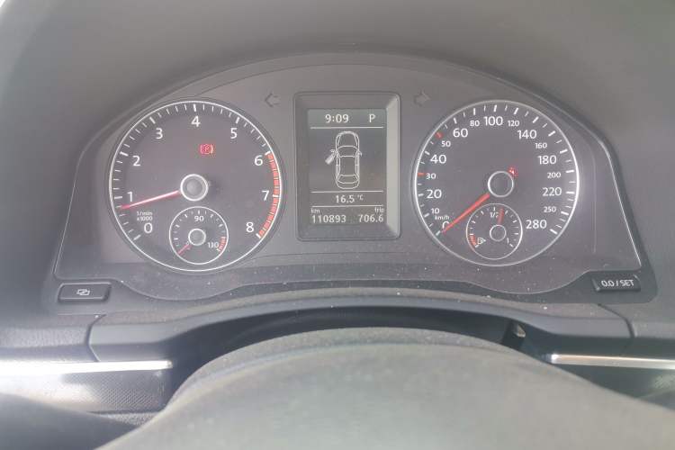 Used Volkswagen Eos 2011 2.0 TSI Odometer Close Up
