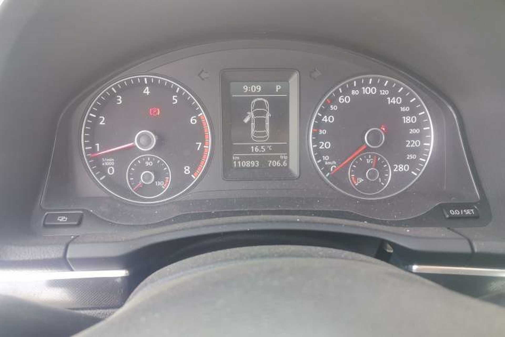 Used Volkswagen Eos 2011 2.0 TSI Odometer Close Up