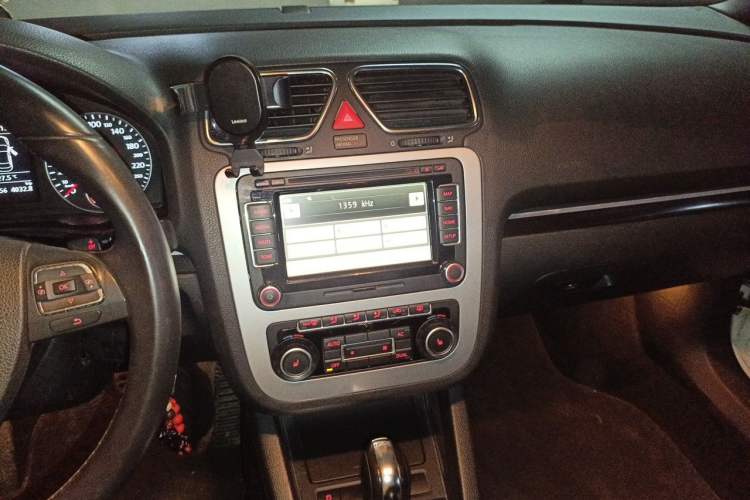 Used Volkswagen Eos 2011 2.0 TSI Audio And AC Panel