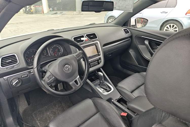 Used Volkswagen Eos 2011 2.0 TSI Center Console